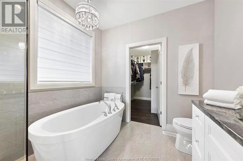 7448 Silverleaf Lane, Lasalle, ON - Indoor Photo Showing Bathroom