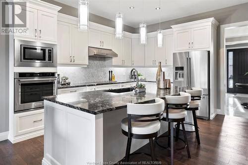 7448 Silverleaf Lane, Lasalle, ON - Indoor Photo Showing Kitchen With Upgraded Kitchen