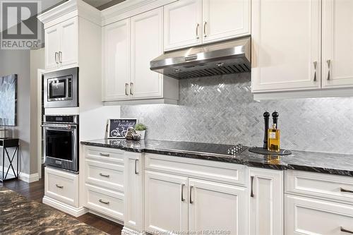 7448 Silverleaf Lane, Lasalle, ON - Indoor Photo Showing Kitchen With Upgraded Kitchen