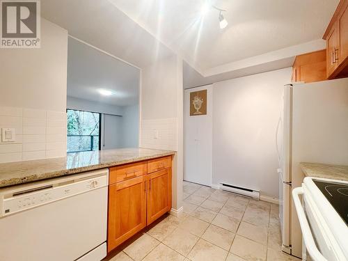 WEST VANCOUVER, BC - Indoor Photo Showing Kitchen