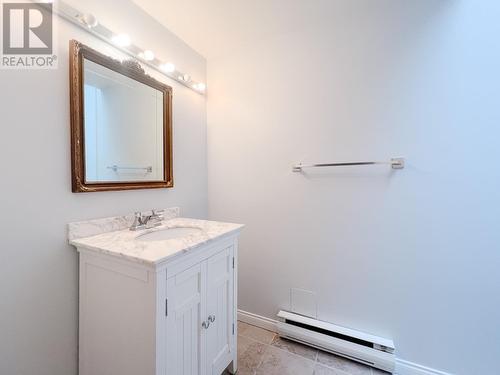 WEST VANCOUVER, BC - Indoor Photo Showing Bathroom