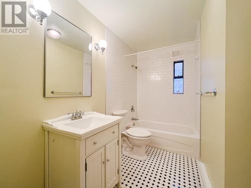 WEST VANCOUVER, BC - Indoor Photo Showing Bathroom