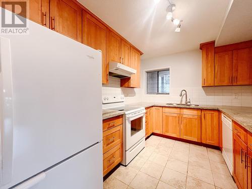 WEST VANCOUVER, BC - Indoor Photo Showing Kitchen