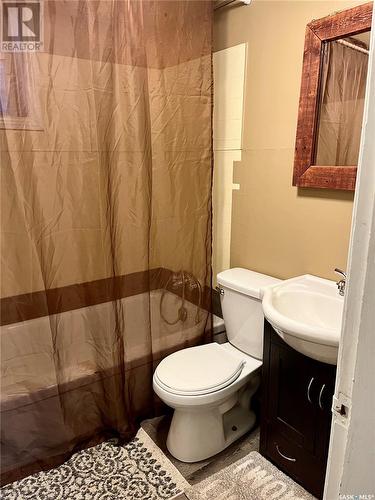 319 6Th Avenue W, Biggar, SK - Indoor Photo Showing Bathroom