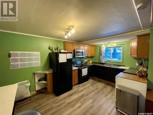 319 6Th Avenue W, Biggar, SK - Indoor Photo Showing Kitchen With Double Sink