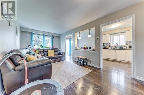 1813 Dalhousie Crescent, Oshawa, ON - Indoor Photo Showing Living Room