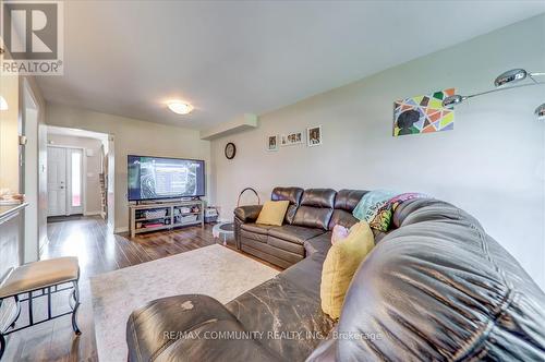 1813 Dalhousie Crescent, Oshawa, ON - Indoor Photo Showing Living Room