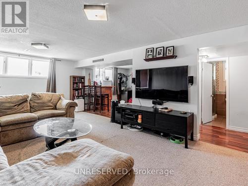 2982 Earl Street, Innisfil, ON - Indoor Photo Showing Living Room