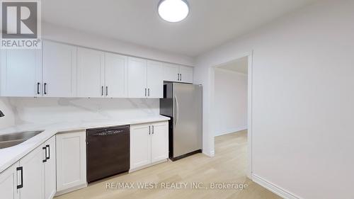 80 Rejane Crescent, Vaughan, ON - Indoor Photo Showing Kitchen