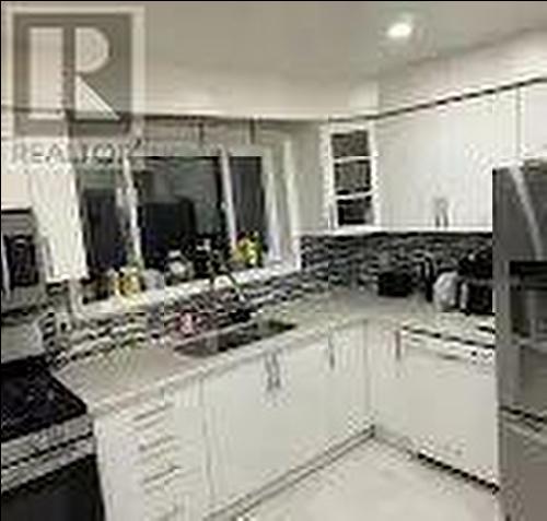 17 Gordon Drive, Brampton, ON - Indoor Photo Showing Kitchen