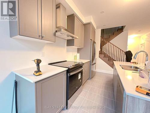 2805 Albatross Way, Pickering, ON - Indoor Photo Showing Kitchen With Double Sink With Upgraded Kitchen