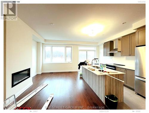 2805 Albatross Way, Pickering, ON - Indoor Photo Showing Kitchen