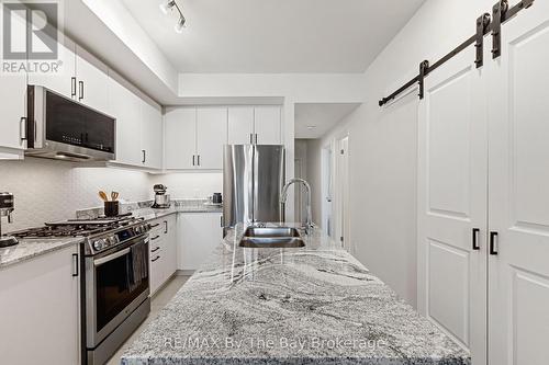 117 - 5 Spooner Crescent, Collingwood, ON - Indoor Photo Showing Kitchen With Stainless Steel Kitchen With Double Sink With Upgraded Kitchen