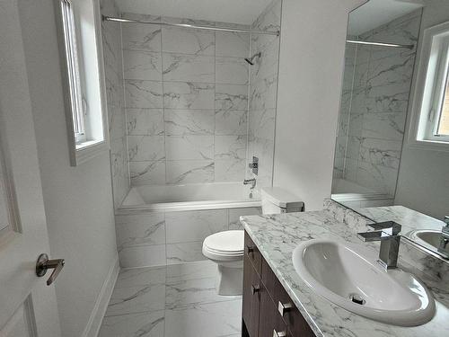 150 Rowe St, Bradford West Gwillimbury, ON - Indoor Photo Showing Bathroom