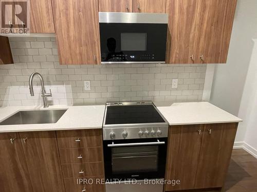 211 - 15 Wellington Street S, Kitchener, ON - Indoor Photo Showing Kitchen