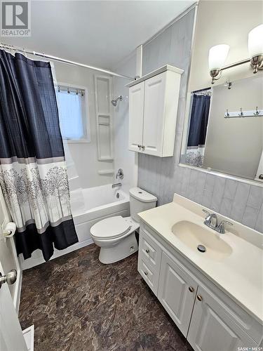 1357 6Th Avenue Nw, Moose Jaw, SK - Indoor Photo Showing Bathroom