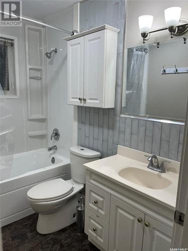 1357 6Th Avenue Nw, Moose Jaw, SK - Indoor Photo Showing Bathroom