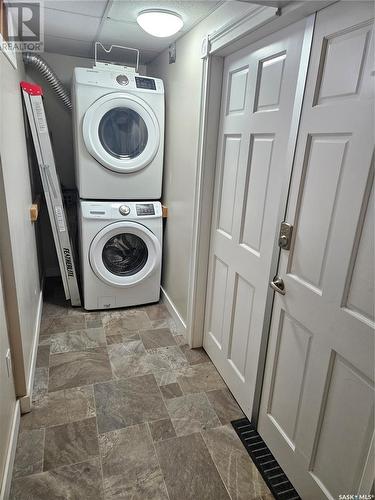 1357 6Th Avenue Nw, Moose Jaw, SK - Indoor Photo Showing Laundry Room