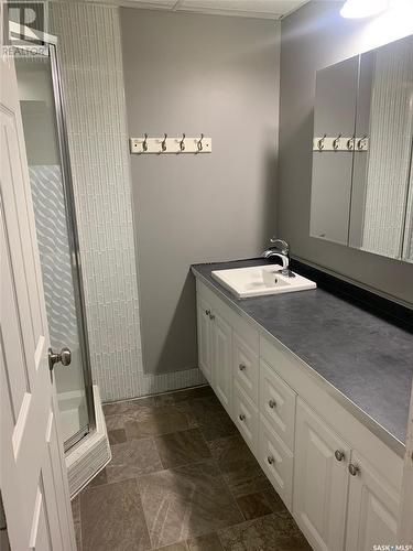 1357 6Th Avenue Nw, Moose Jaw, SK - Indoor Photo Showing Bathroom