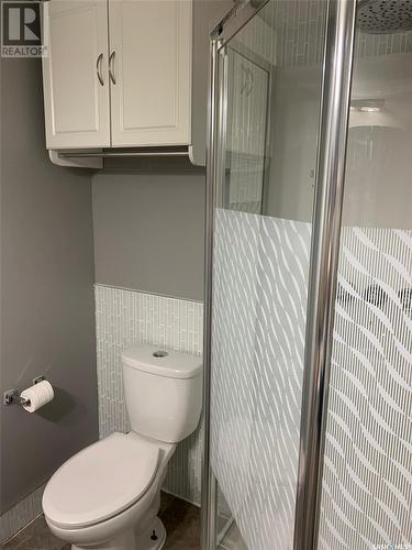 1357 6Th Avenue Nw, Moose Jaw, SK - Indoor Photo Showing Bathroom