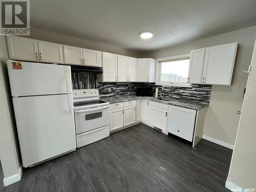 1357 6Th Avenue Nw, Moose Jaw, SK - Indoor Photo Showing Kitchen With Double Sink