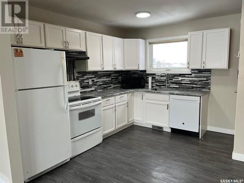 1357 6Th Avenue Nw, Moose Jaw, SK - Indoor Photo Showing Kitchen