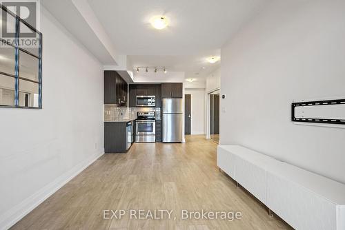 512 - 3600 Highway 7, Vaughan, ON - Indoor Photo Showing Kitchen