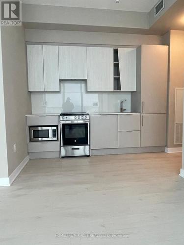 5404 - 3900 Confederation Parkway, Mississauga, ON - Indoor Photo Showing Kitchen