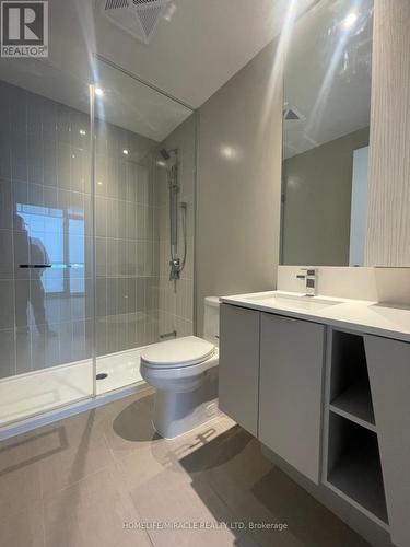 5404 - 3900 Confederation Parkway, Mississauga, ON - Indoor Photo Showing Bathroom