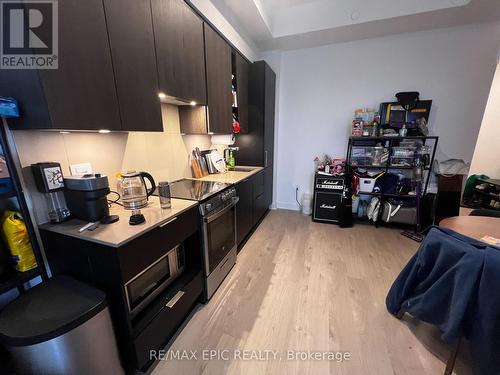 5412 - 3900 Confederation Parkway, Mississauga, ON - Indoor Photo Showing Kitchen