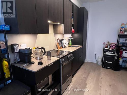 5412 - 3900 Confederation Parkway, Mississauga, ON - Indoor Photo Showing Kitchen