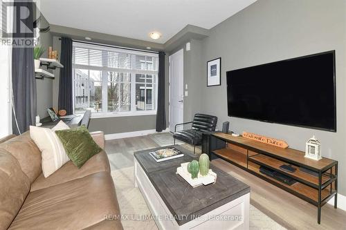 732 - 665 Cricklewood Drive, Mississauga, ON - Indoor Photo Showing Living Room