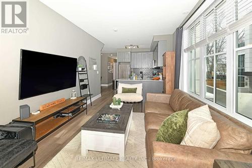 732 - 665 Cricklewood Drive, Mississauga, ON - Indoor Photo Showing Living Room