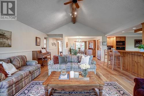 8672 Poplar Sideroad, Clearview, ON - Indoor Photo Showing Living Room