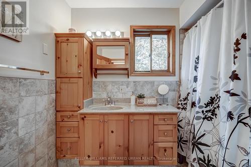 8672 Poplar Sideroad, Clearview, ON - Indoor Photo Showing Bathroom