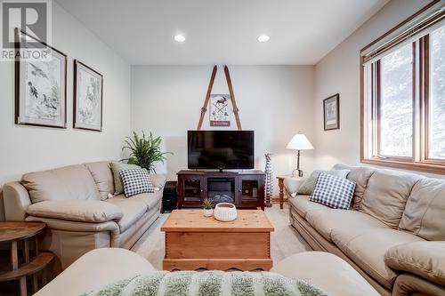 8672 Poplar Sideroad, Clearview, ON - Indoor Photo Showing Living Room