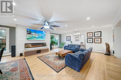 514 Maple Avenue, Hamilton (Delta), ON - Indoor Photo Showing Living Room With Fireplace