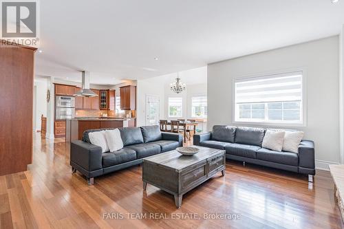 39 Vanderpost Crescent, Essa, ON - Indoor Photo Showing Living Room