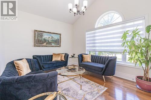 39 Vanderpost Crescent, Essa, ON - Indoor Photo Showing Living Room