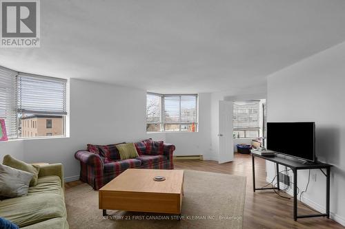 406 - 695 Richmond Street, London, ON - Indoor Photo Showing Living Room