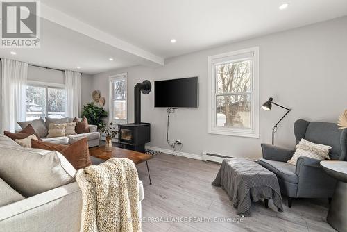 4084 Perth Road, South Frontenac (Frontenac South), ON - Indoor Photo Showing Living Room