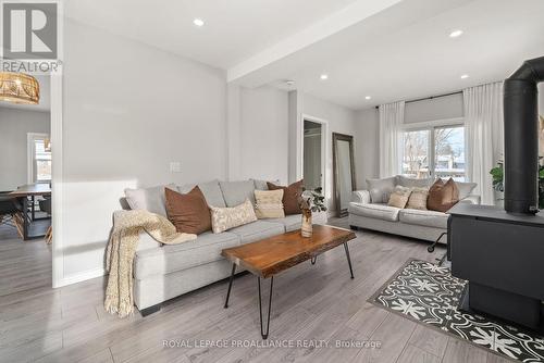 4084 Perth Road, South Frontenac (Frontenac South), ON - Indoor Photo Showing Living Room