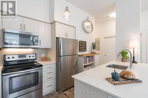 Gph4 - 111 Worsley Street, Barrie, ON - Indoor Photo Showing Kitchen With Upgraded Kitchen