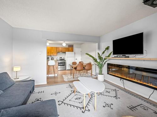 303-695 Castle Crag Cres, Courtenay, BC - Indoor Photo Showing Living Room