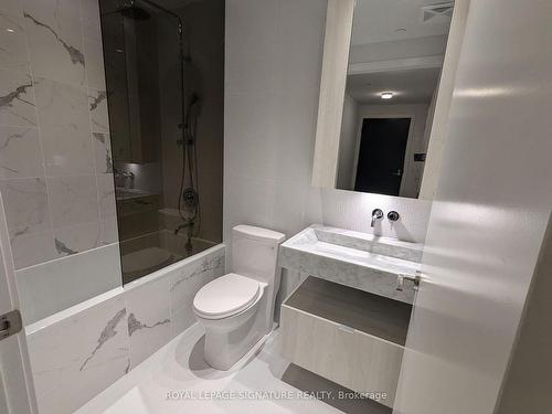 1908-11 Yorkville Ave, Toronto, ON - Indoor Photo Showing Bathroom