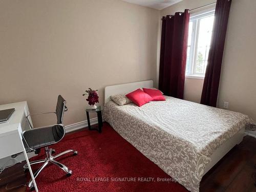 61 Kalmar Cres, Richmond Hill, ON - Indoor Photo Showing Bedroom