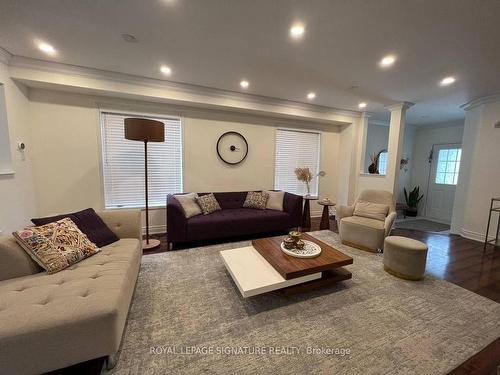 61 Kalmar Cres, Richmond Hill, ON - Indoor Photo Showing Living Room