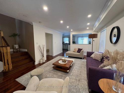 61 Kalmar Cres, Richmond Hill, ON - Indoor Photo Showing Living Room