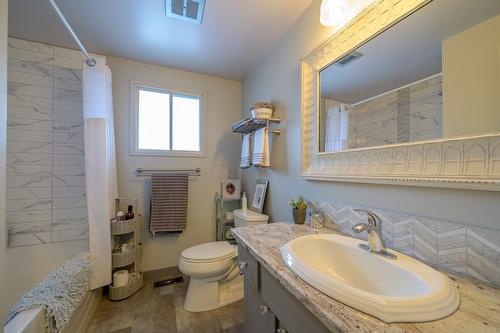 2543 Sandalwood Drive, Kamloops, BC - Indoor Photo Showing Bathroom