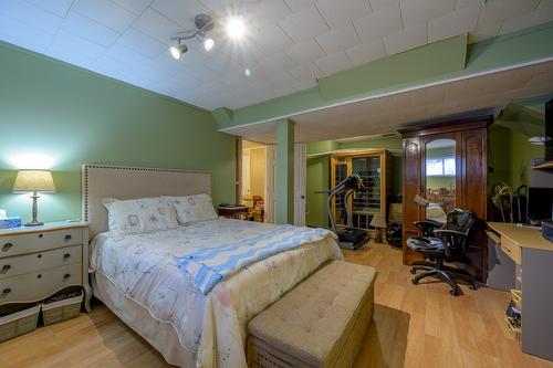 2543 Sandalwood Drive, Kamloops, BC - Indoor Photo Showing Bedroom